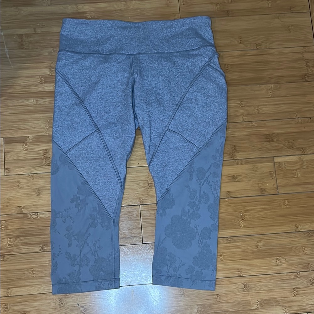 Women’s Lululemon gray Align capris size 10